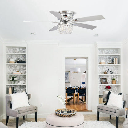 Ventilateur de plafond à 52 pales, finition chrome, avec kit d'éclairage et télécommande.
