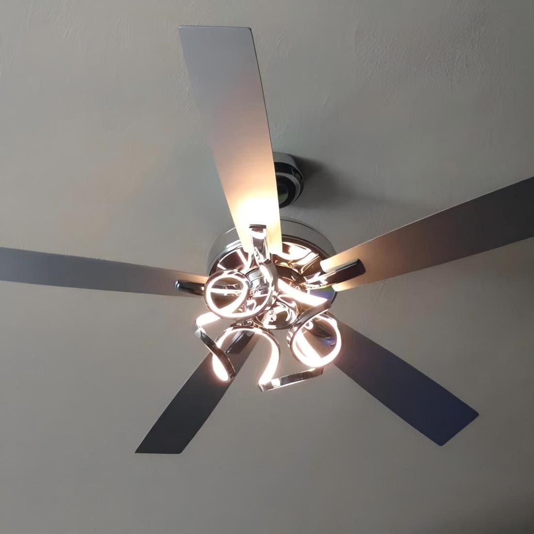 Ventilateur de plafond LED intérieur moderne à 52 pouces, chromé/noir, avec éclairage et télécommande, et fonction de gradation.