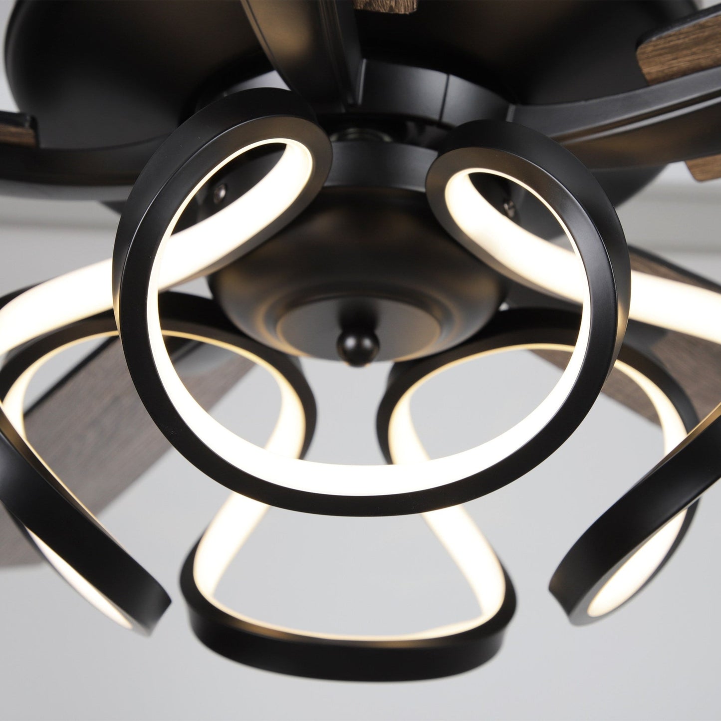 Ventilateur de plafond LED intérieur moderne à 52 pouces, chromé/noir, avec éclairage et télécommande, et fonction de gradation.