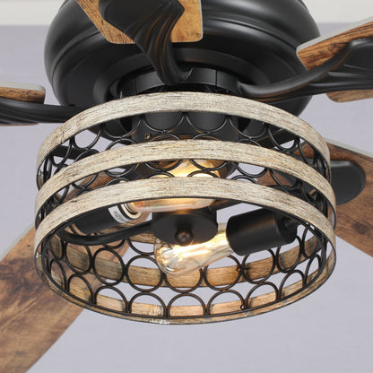 Ventilateur de plafond à 5 pales en bois flotté de style farmhouse, avec cage noire et télécommande.