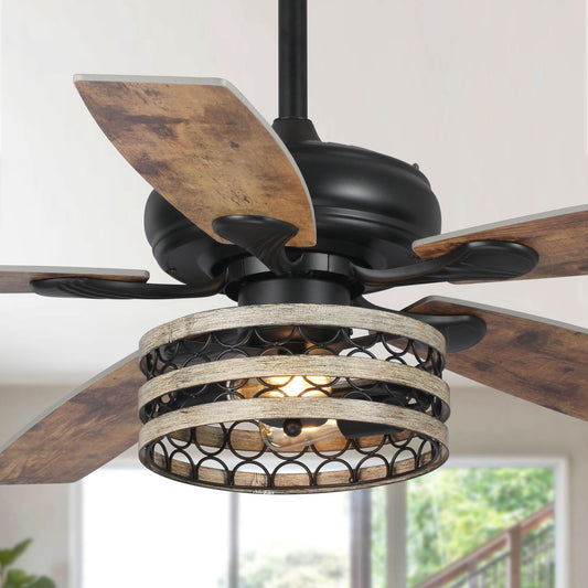 Ventilateur de plafond à 5 pales en bois flotté de style farmhouse, avec cage noire et télécommande.