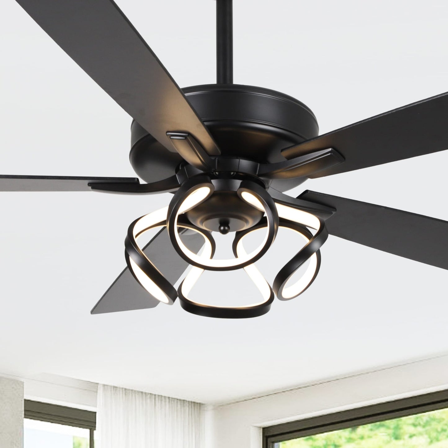 Ventilateur de plafond LED intérieur moderne à 52 pouces, chromé/noir, avec éclairage et télécommande, et fonction de gradation.