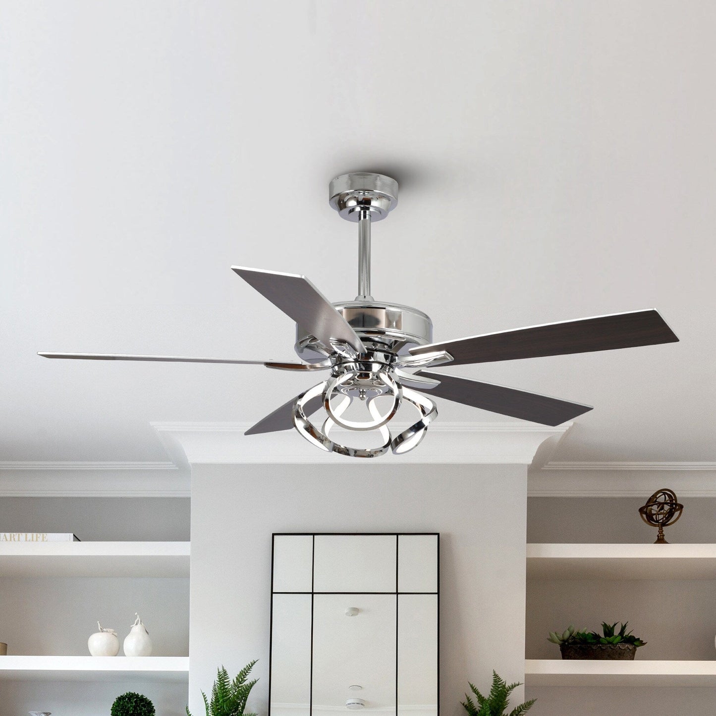 Ventilateur de plafond LED intérieur moderne à 52 pouces, chromé/noir, avec éclairage et télécommande, et fonction de gradation.
