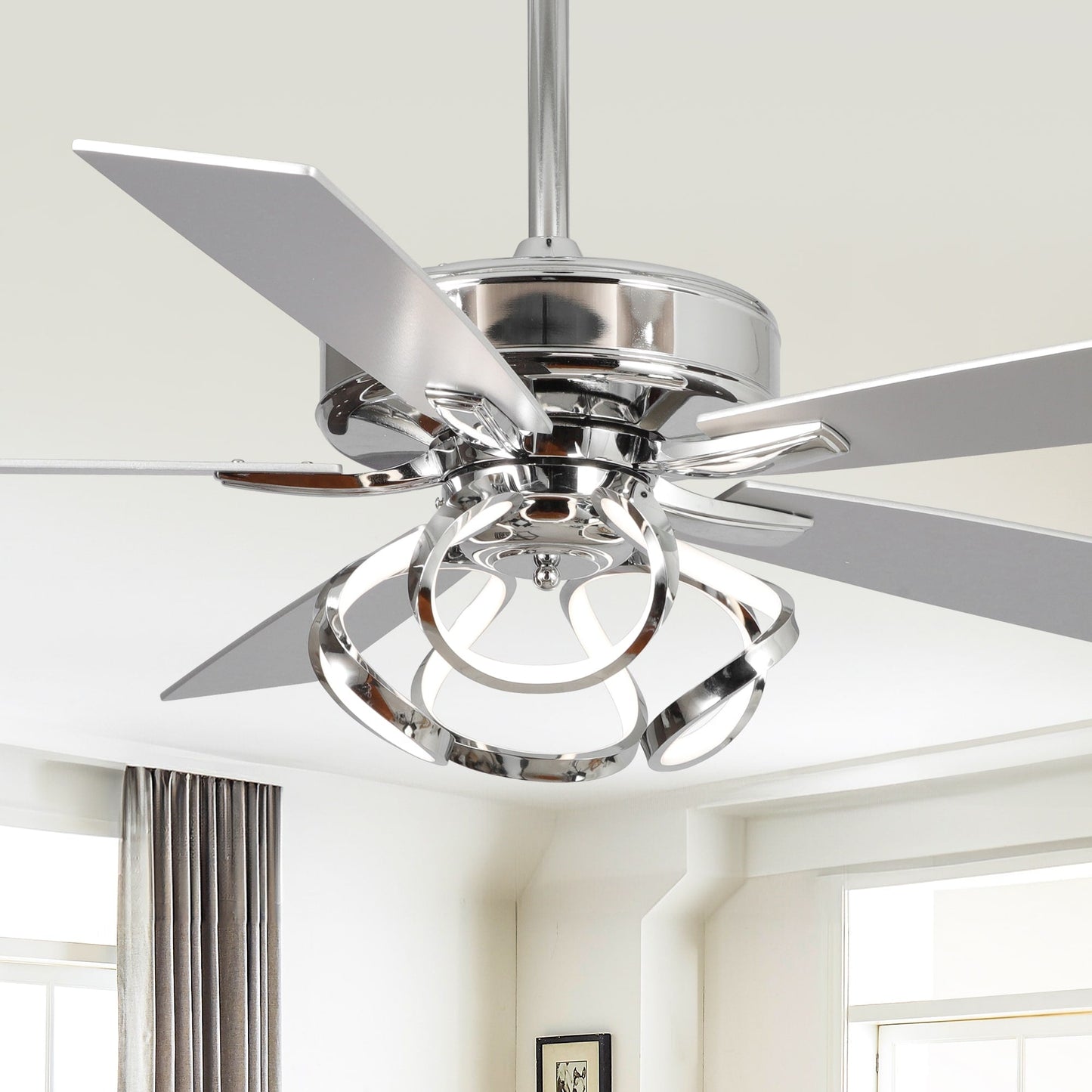 Ventilateur de plafond LED intérieur moderne à 52 pouces, chromé/noir, avec éclairage et télécommande, et fonction de gradation.