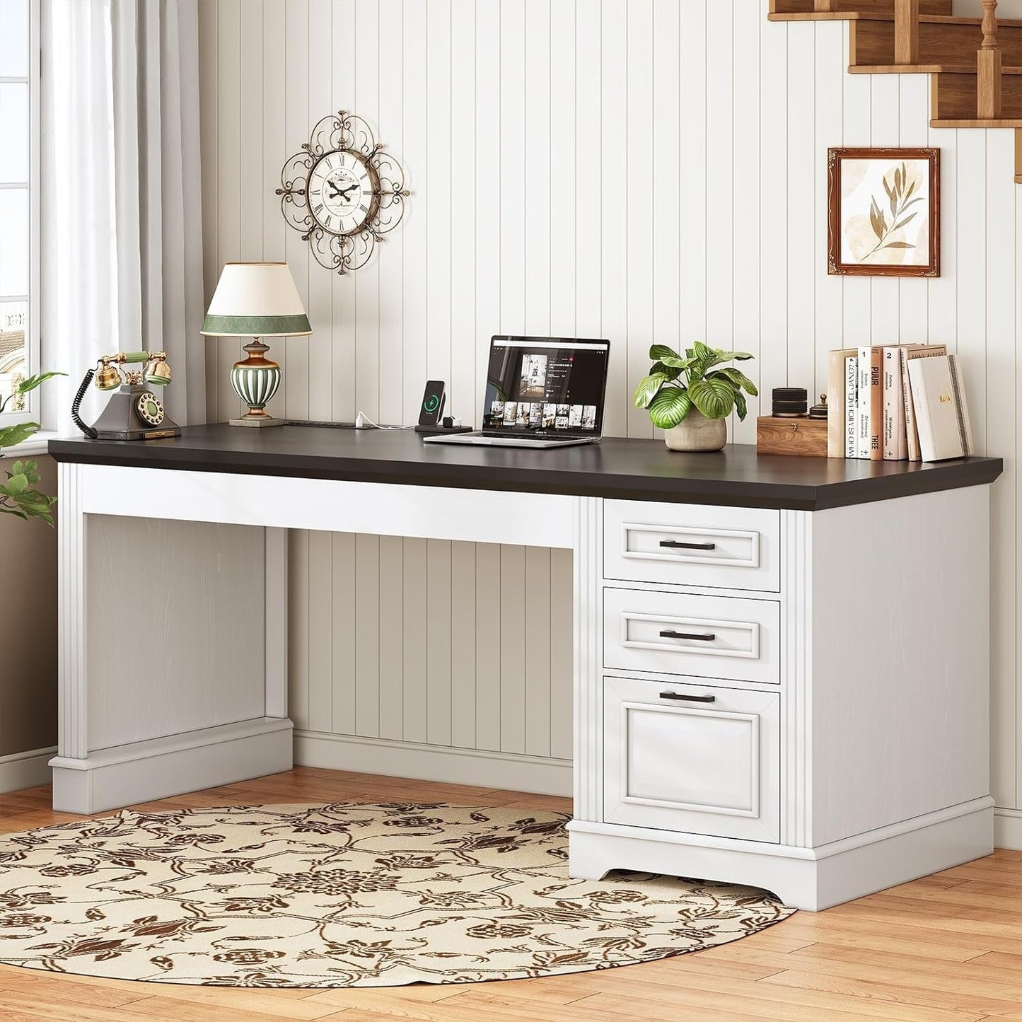 Bureau de direction style farmhouse, bureau de travail à domicile, bureau avec tiroir à dossiers, support de moniteur, prise de courant.