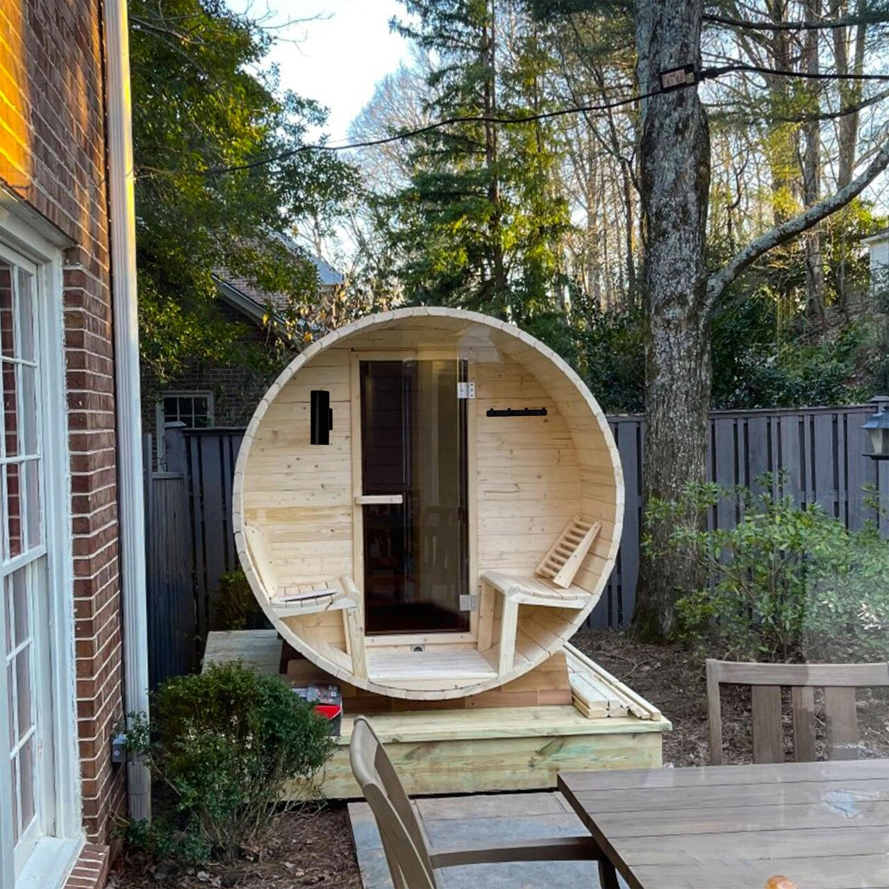 Sauna en barrique ALEKO en pin blanc finlandais pour 6 à 8 personnes avec chauffe-eau électrique UL - 88L x 73W x 79H pouces