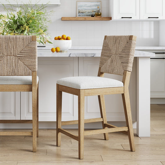 Tabouret de bar Beacon Bohemian Boucle, chaise de comptoir rembourrée avec cadre en bois massif et dossier en jonc tressé.