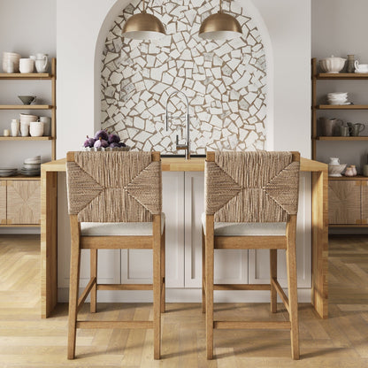 Tabouret de bar Beacon Bohemian Boucle, chaise de comptoir rembourrée avec cadre en bois massif et dossier en jonc tressé.