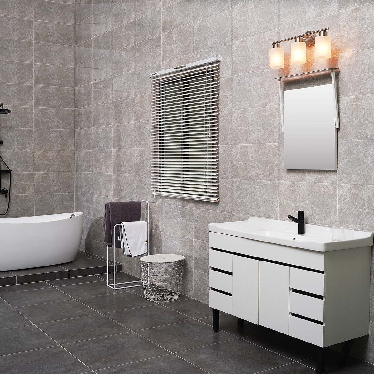 Applique murale de salle de bain Bellevue Lydia à 3 lumières, 23 pouces de large, avec abat-jour givré