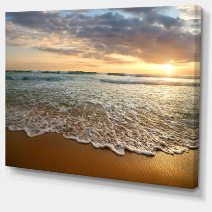 Coucher de soleil nuageux lumineux sur un océan calme - Tableau contemporain de paysage marin sur toile
