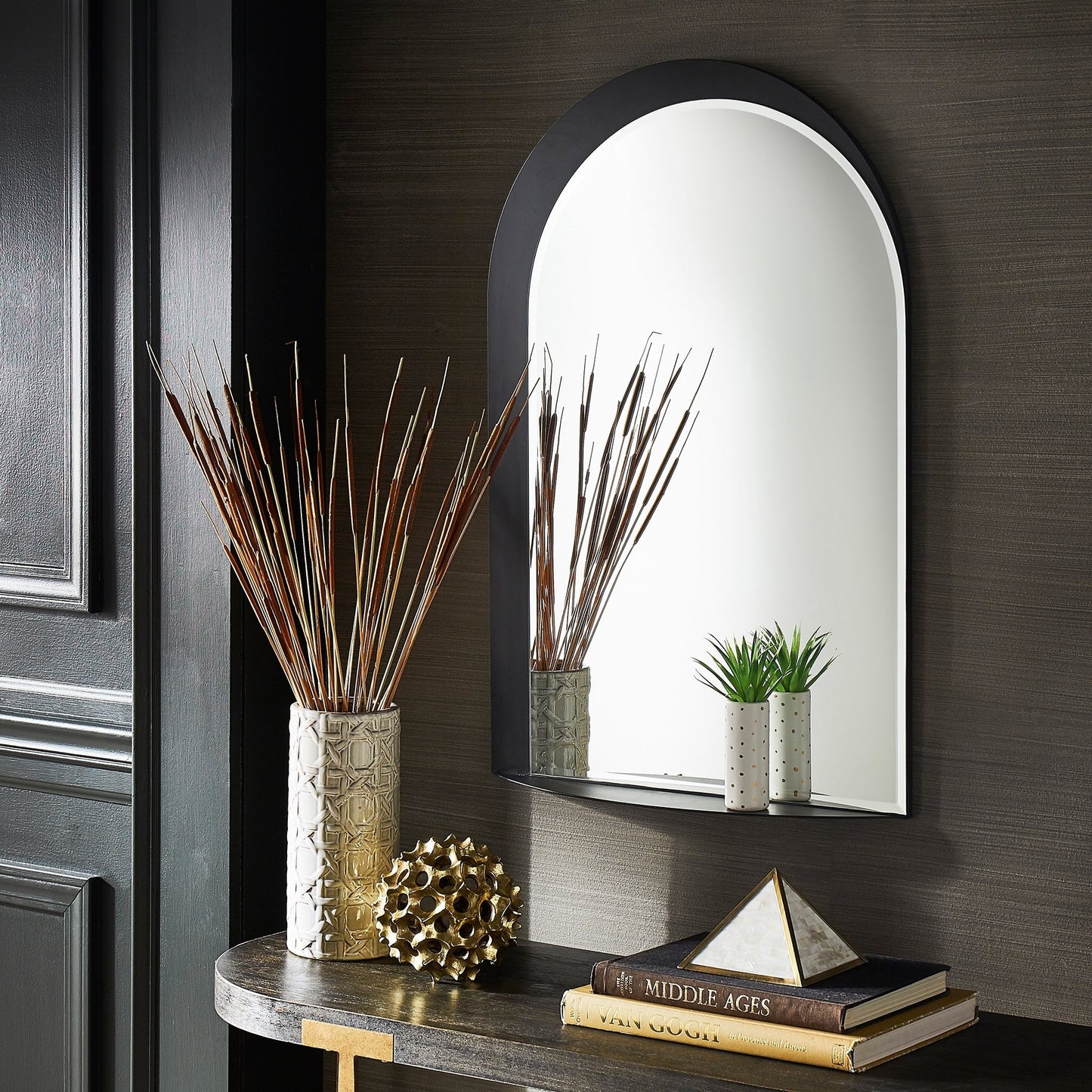 Miroir mural en métal à arche de Concord avec étagère de iNSPIRE Q Bold
