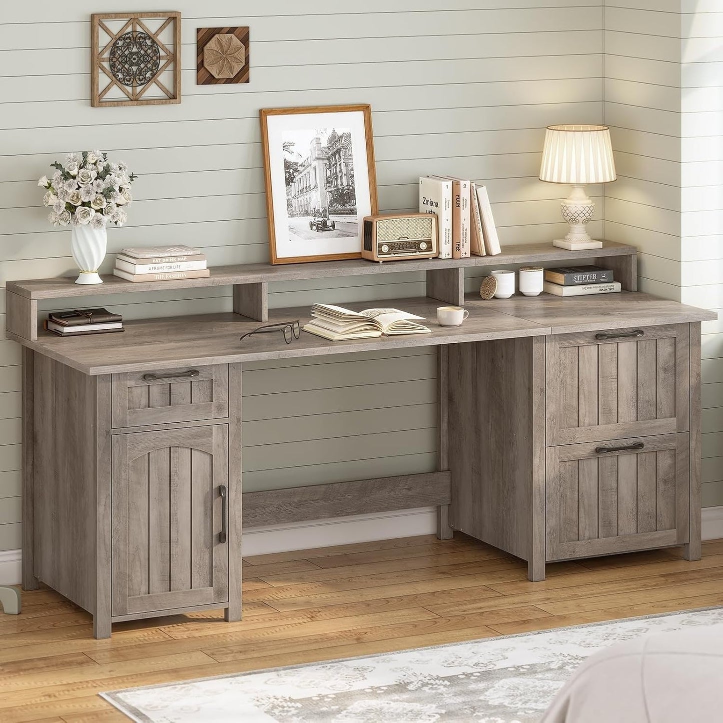 Bureau de direction style farmhouse, bureau de travail à domicile, bureau avec tiroir à dossiers, support de moniteur, prise de courant.