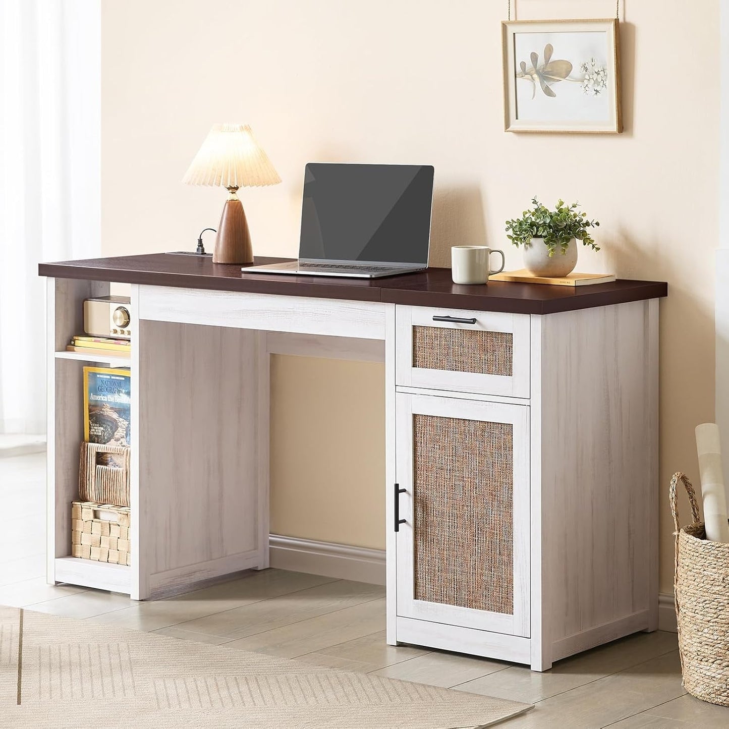 Bureau de direction style farmhouse, bureau de travail à domicile, bureau avec tiroir à dossiers, support de moniteur, prise de courant.