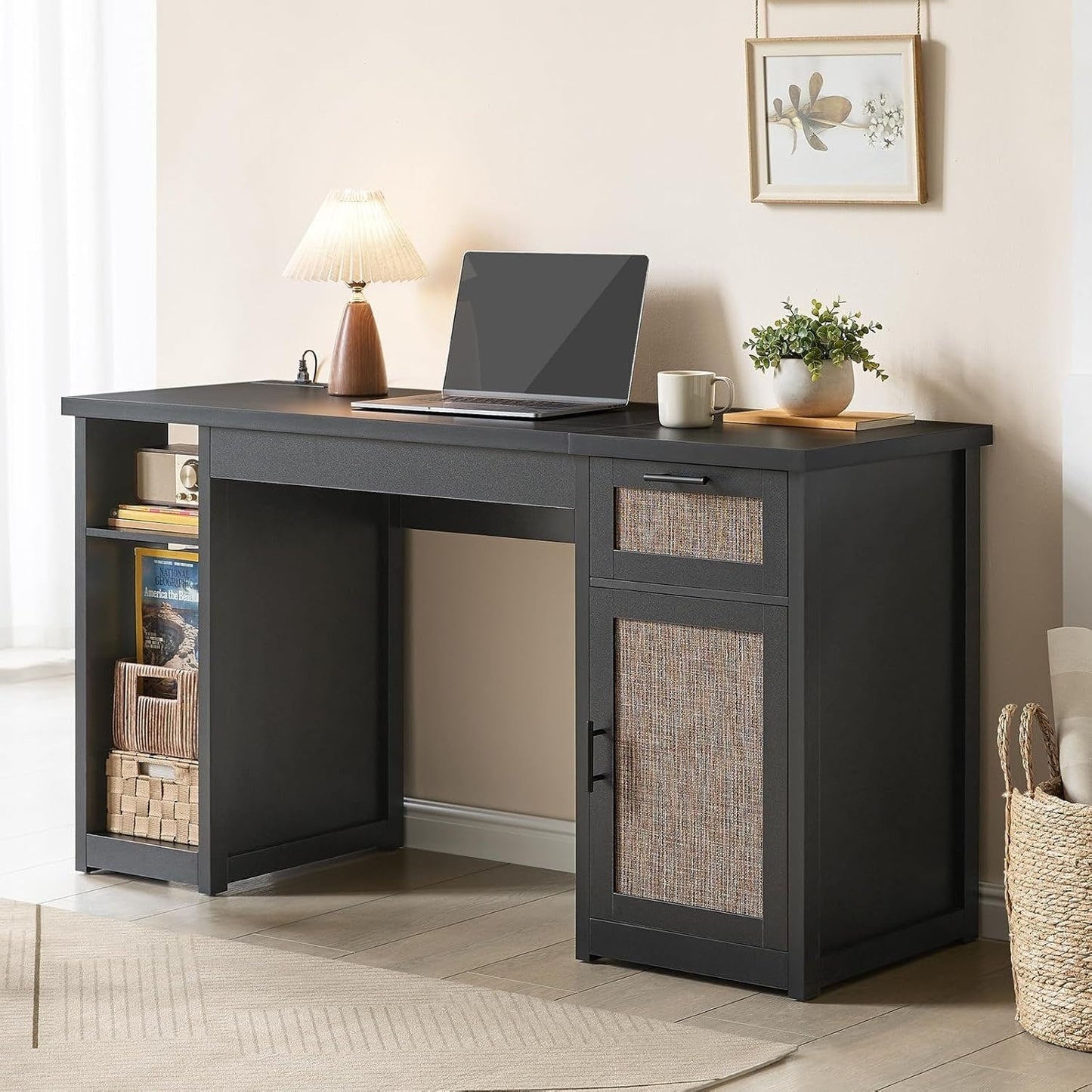 Bureau de direction style farmhouse, bureau de travail à domicile, bureau avec tiroir à dossiers, support de moniteur, prise de courant.