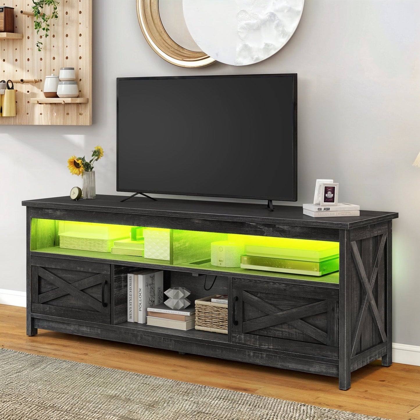 Meuble TV style farmhouse pour téléviseur jusqu'à 65 pouces avec portes et étagères ouvertes, console multimédia et prise de courant.