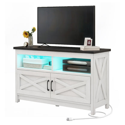 Meuble TV style farmhouse pour téléviseur jusqu'à 65 pouces avec portes et étagères ouvertes, console multimédia et prise de courant.