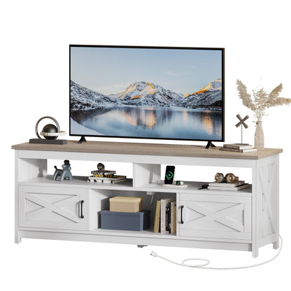 Meuble TV style farmhouse pour téléviseur jusqu'à 65 pouces avec portes et étagères ouvertes, console multimédia et prise de courant.