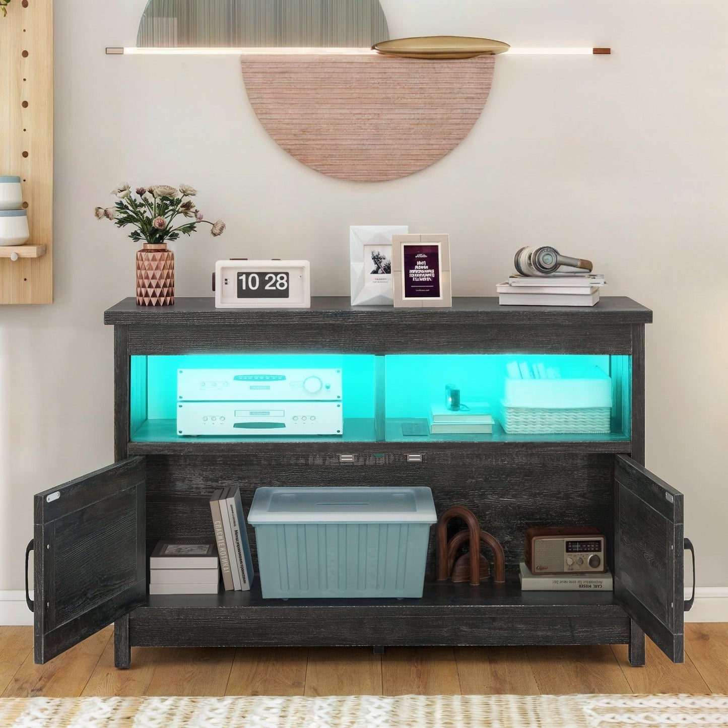 Meuble TV style farmhouse pour téléviseur jusqu'à 65 pouces avec portes et étagères ouvertes, console multimédia et prise de courant.