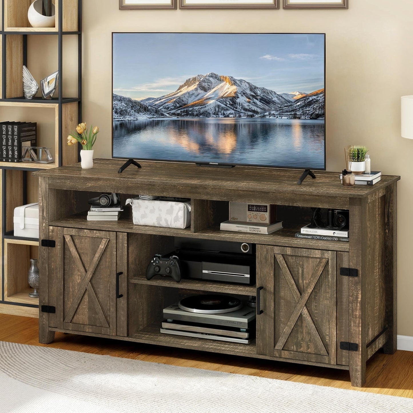 Meuble TV style farmhouse pour téléviseur jusqu'à 65 pouces avec portes et étagères ouvertes, console multimédia et prise de courant.