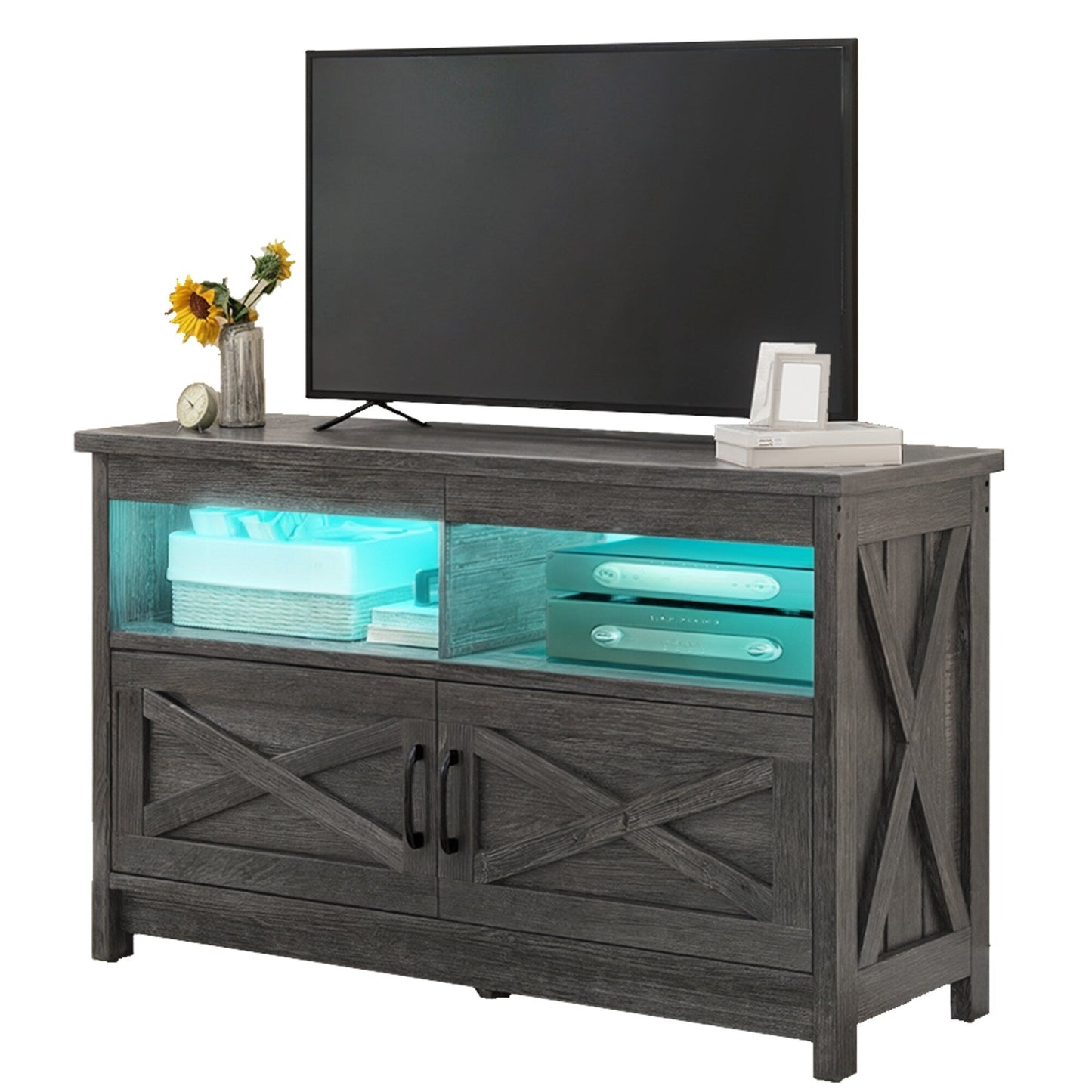 Meuble TV style farmhouse pour téléviseur jusqu'à 65 pouces avec portes et étagères ouvertes, console multimédia et prise de courant.