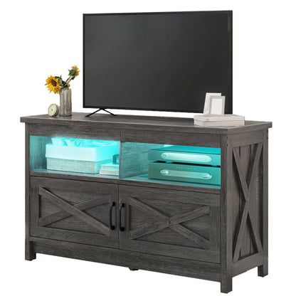 Meuble TV style farmhouse pour téléviseur jusqu'à 65 pouces avec portes et étagères ouvertes, console multimédia et prise de courant.