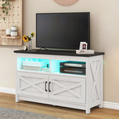 Meuble TV style farmhouse pour téléviseur jusqu'à 65 pouces avec portes et étagères ouvertes, console multimédia et prise de courant.