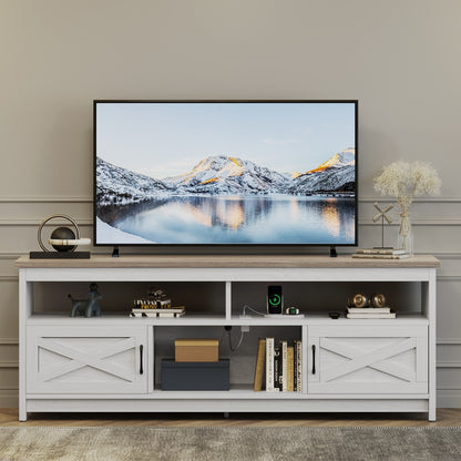 Meuble TV style farmhouse pour téléviseur jusqu'à 65 pouces avec portes et étagères ouvertes, console multimédia et prise de courant.