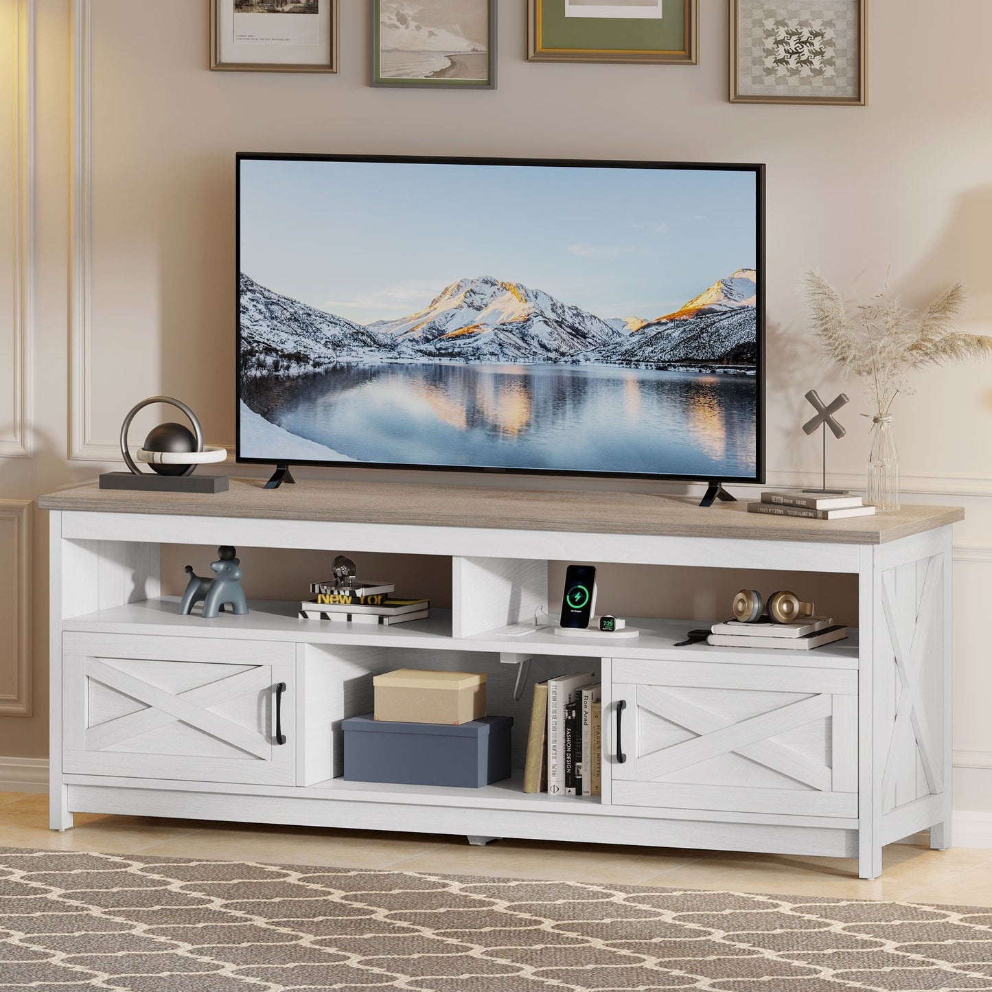 Meuble TV style farmhouse pour téléviseur jusqu'à 65 pouces avec portes et étagères ouvertes, console multimédia et prise de courant.