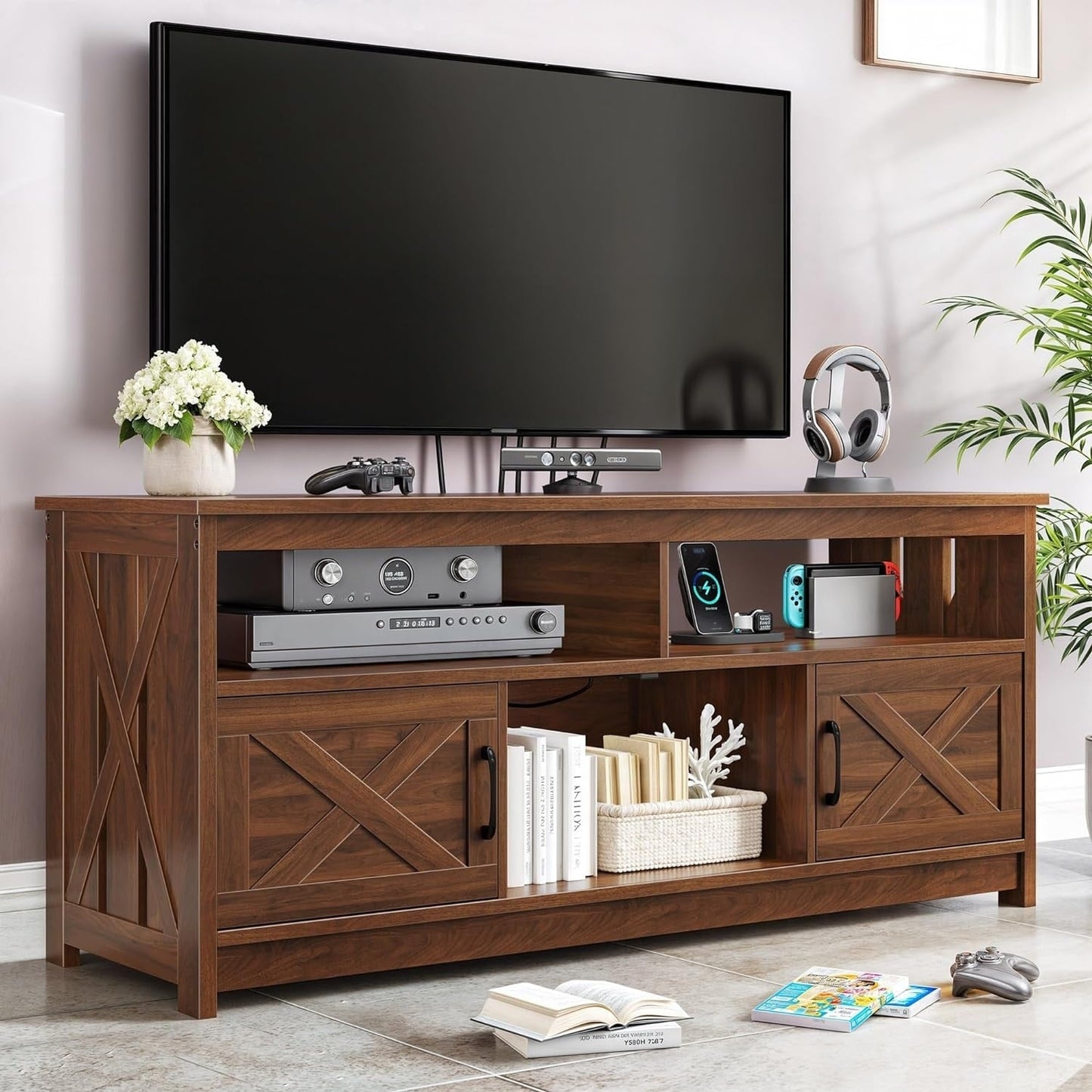 Meuble TV style farmhouse pour téléviseur jusqu'à 65 pouces avec portes et étagères ouvertes, console multimédia et prise de courant.
