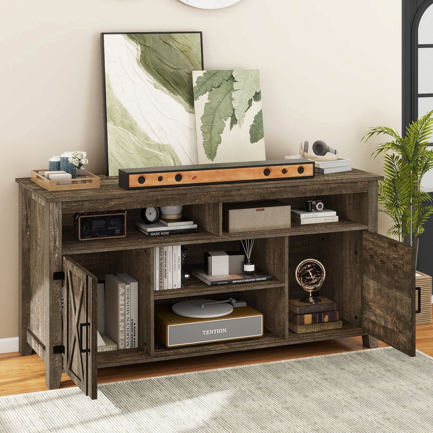 Meuble TV style farmhouse pour téléviseur jusqu'à 65 pouces avec portes et étagères ouvertes, console multimédia et prise de courant.
