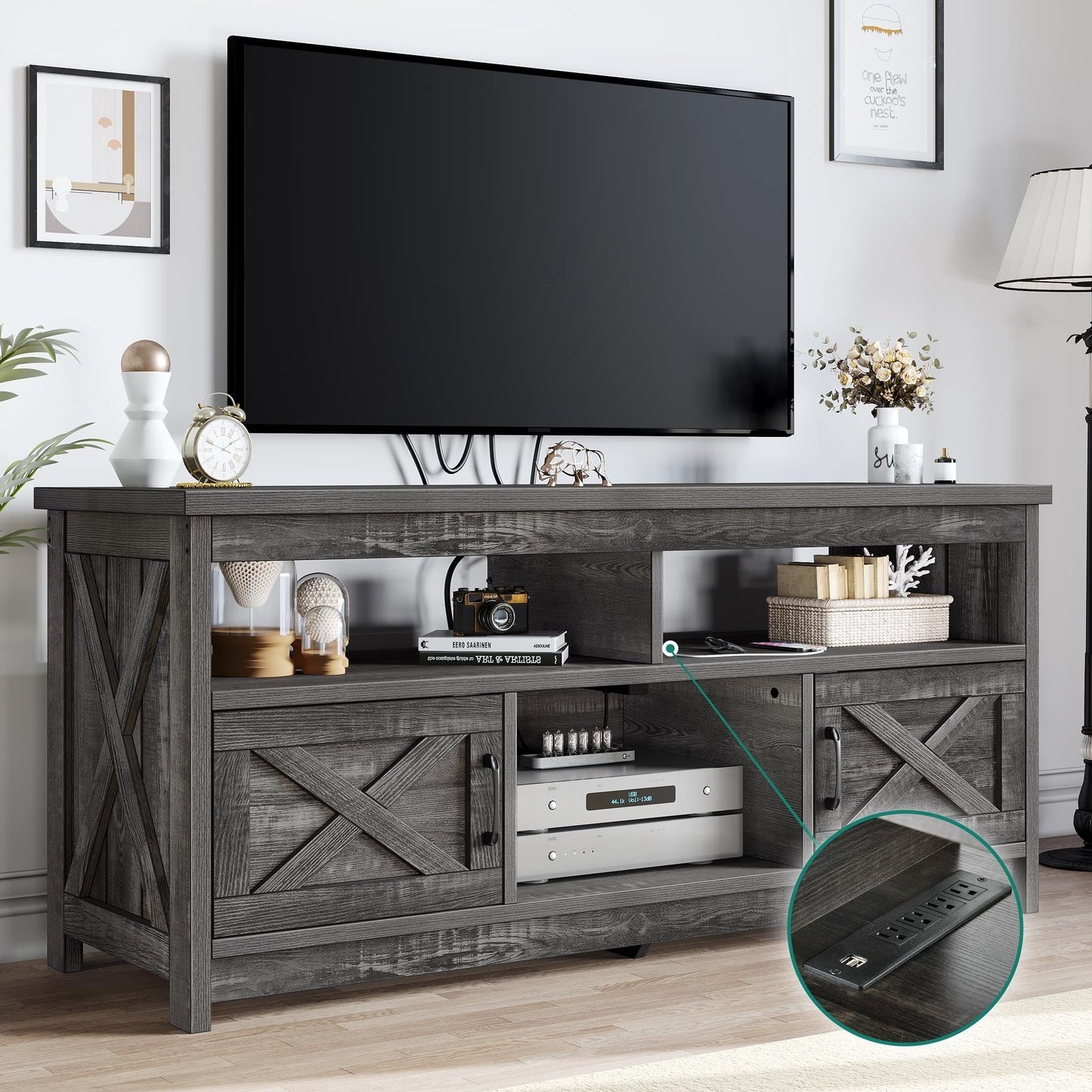 Meuble TV style farmhouse pour téléviseur jusqu'à 65 pouces avec portes et étagères ouvertes, console multimédia et prise de courant.