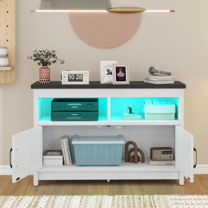Meuble TV style farmhouse pour téléviseur jusqu'à 65 pouces avec portes et étagères ouvertes, console multimédia et prise de courant.