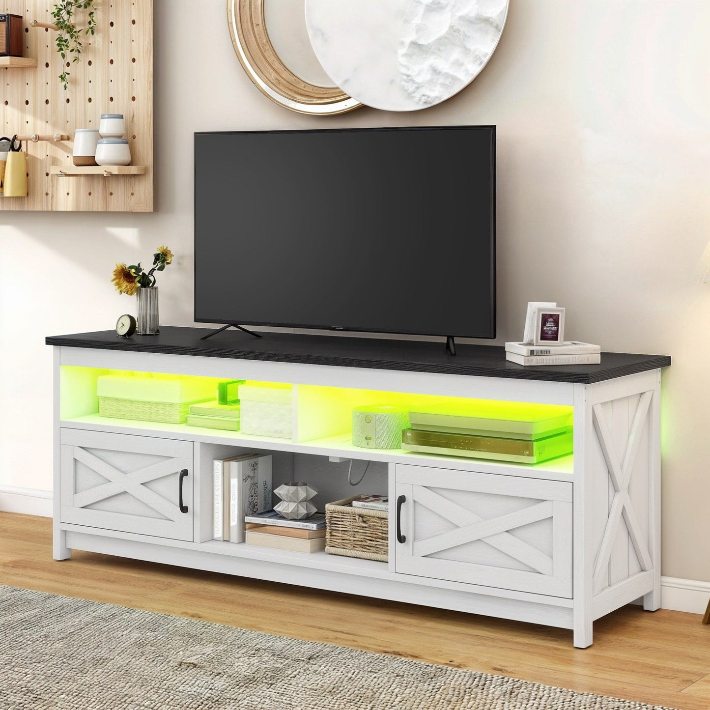 Meuble TV style farmhouse pour téléviseur jusqu'à 65 pouces avec portes et étagères ouvertes, console multimédia et prise de courant.