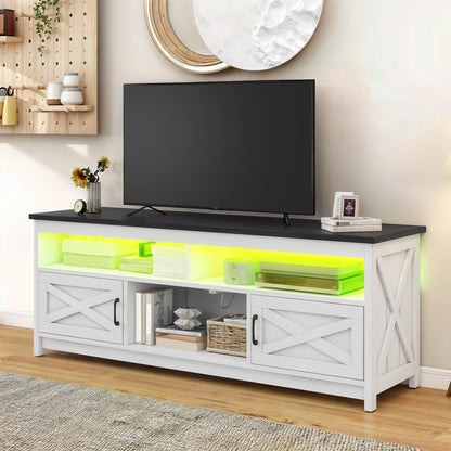 Meuble TV style farmhouse pour téléviseur jusqu'à 65 pouces avec portes et étagères ouvertes, console multimédia et prise de courant.
