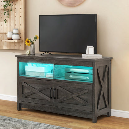 Meuble TV style farmhouse pour téléviseur jusqu'à 65 pouces avec portes et étagères ouvertes, console multimédia et prise de courant.