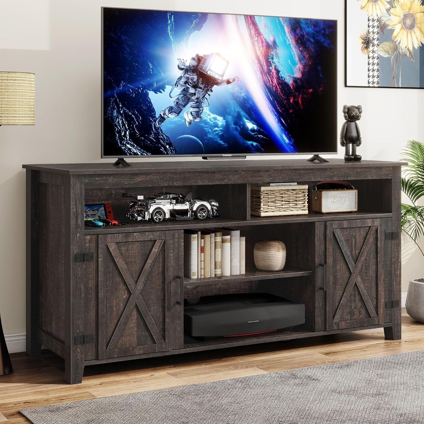Meuble TV style farmhouse pour téléviseur jusqu'à 65 pouces avec portes et étagères ouvertes, console multimédia et prise de courant.