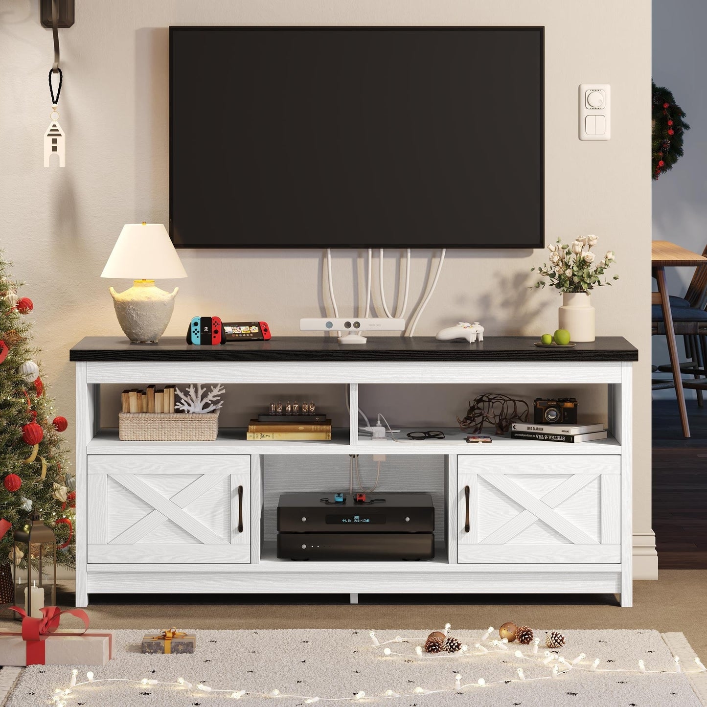 Meuble TV style farmhouse pour téléviseur jusqu'à 65 pouces avec portes et étagères ouvertes, console multimédia et prise de courant.