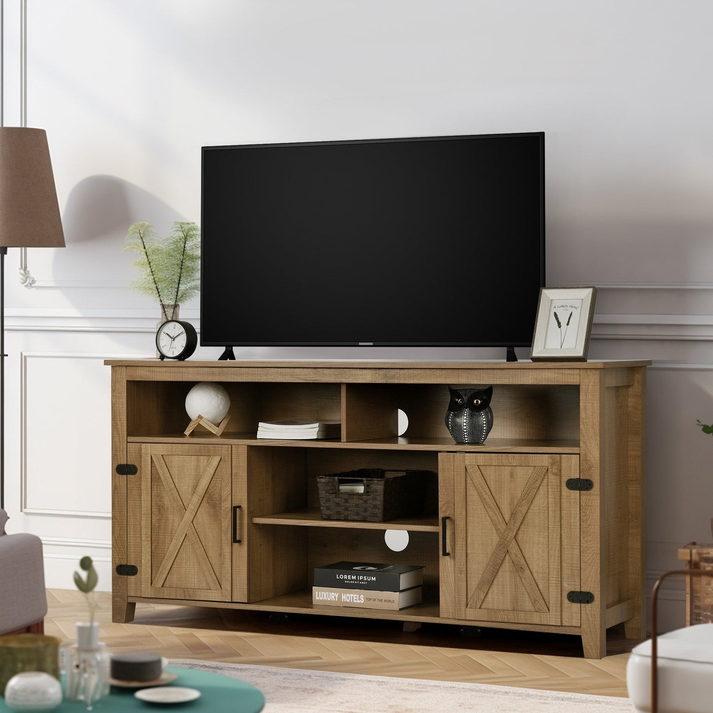 Meuble TV style farmhouse pour téléviseur jusqu'à 65 pouces avec portes et étagères ouvertes, console multimédia et prise de courant.