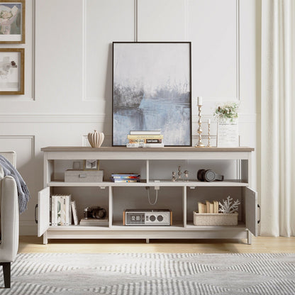 Meuble TV style farmhouse pour téléviseur jusqu'à 65 pouces avec portes et étagères ouvertes, console multimédia et prise de courant.