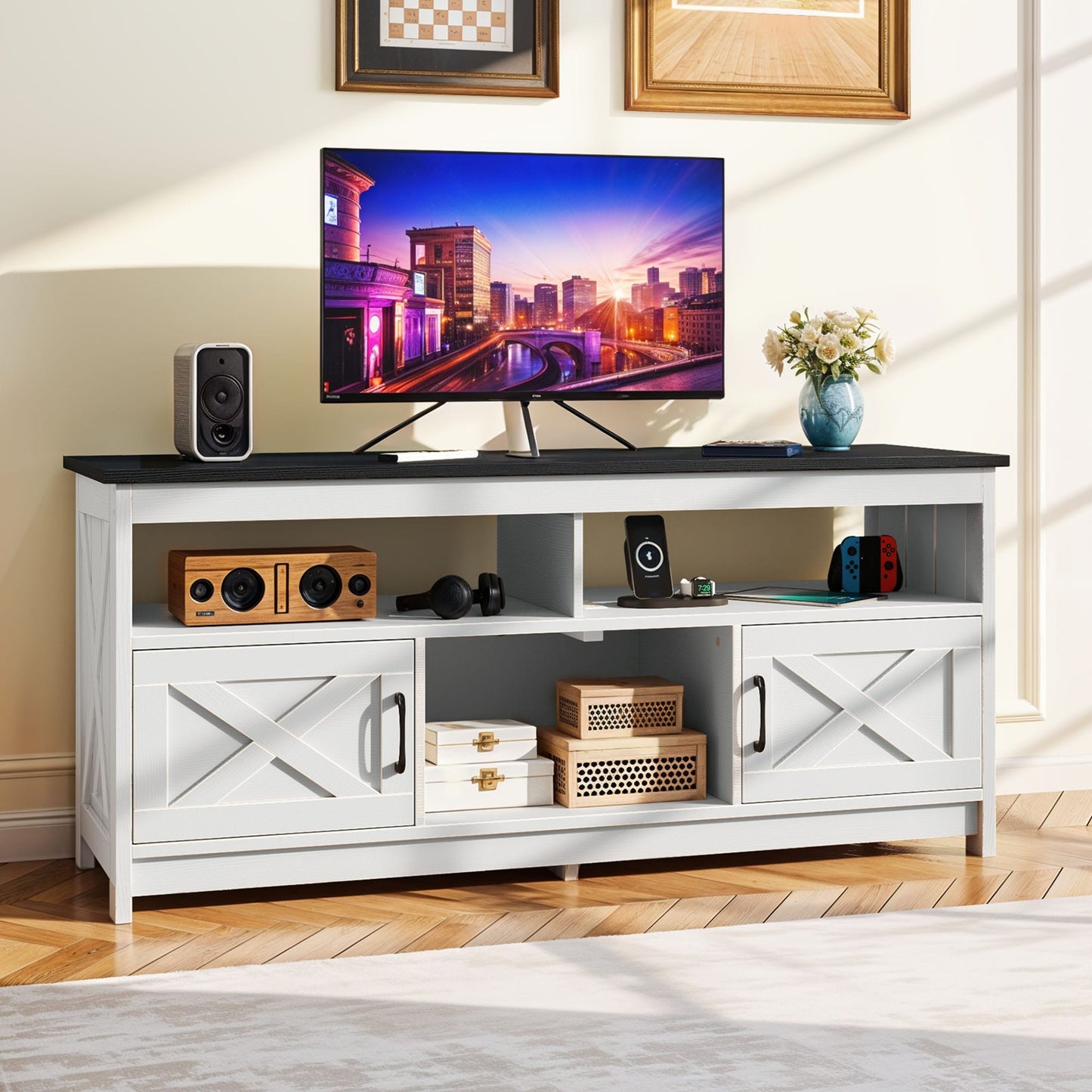 Meuble TV style farmhouse pour téléviseur jusqu'à 65 pouces avec portes et étagères ouvertes, console multimédia et prise de courant.