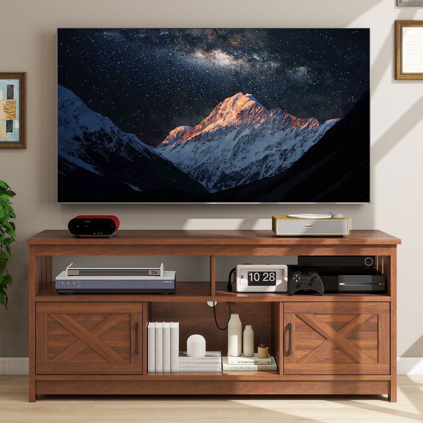 Meuble TV style farmhouse pour téléviseur jusqu'à 65 pouces avec portes et étagères ouvertes, console multimédia et prise de courant.