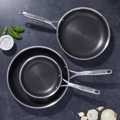 Ensemble de 3 poêles HENCKELS Paradigm avec pelle et cuillère de service offertes - 5 pièces