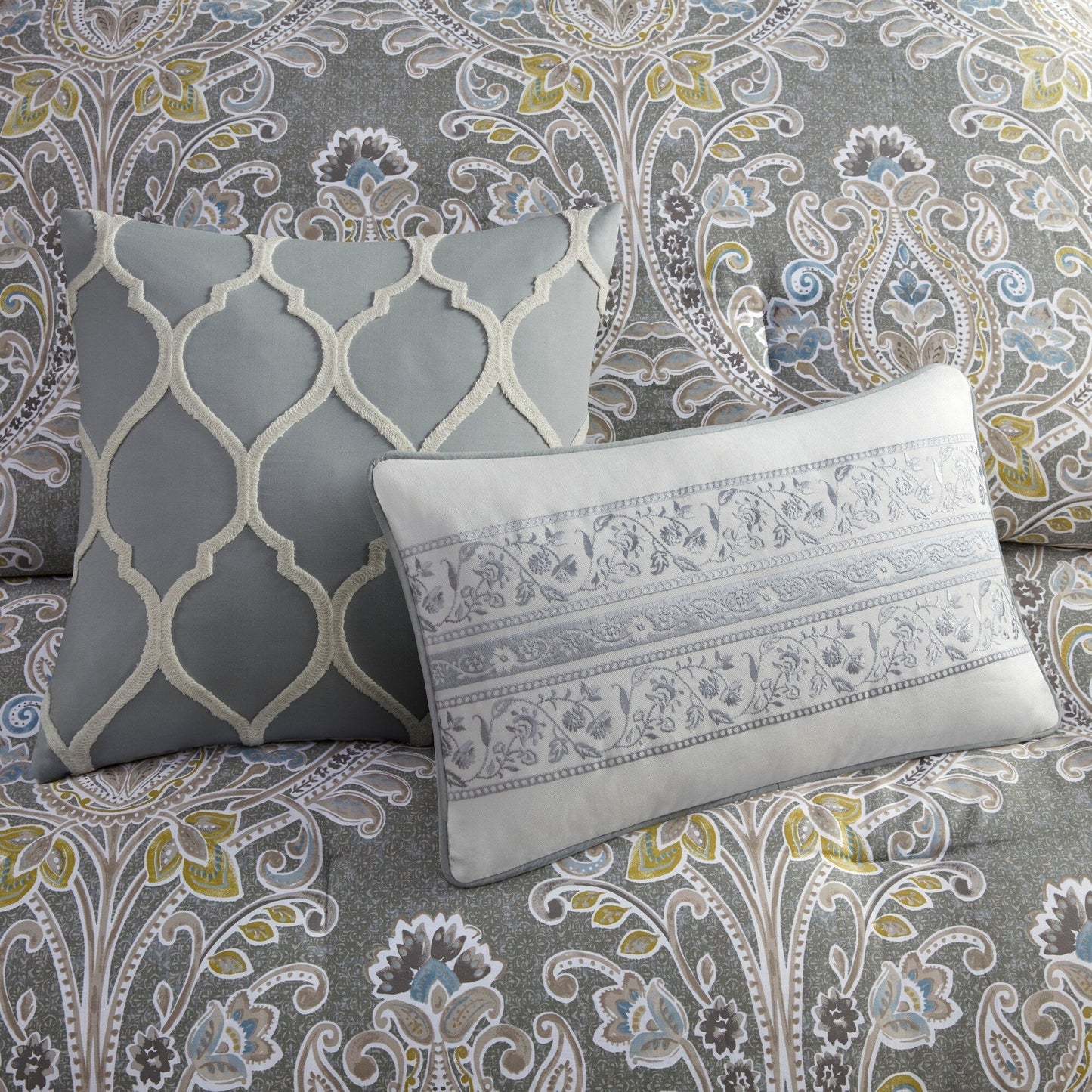 Ensemble de couette et oreillers Harbor House Hallie 6 pièces en coton à motif damassé gris.