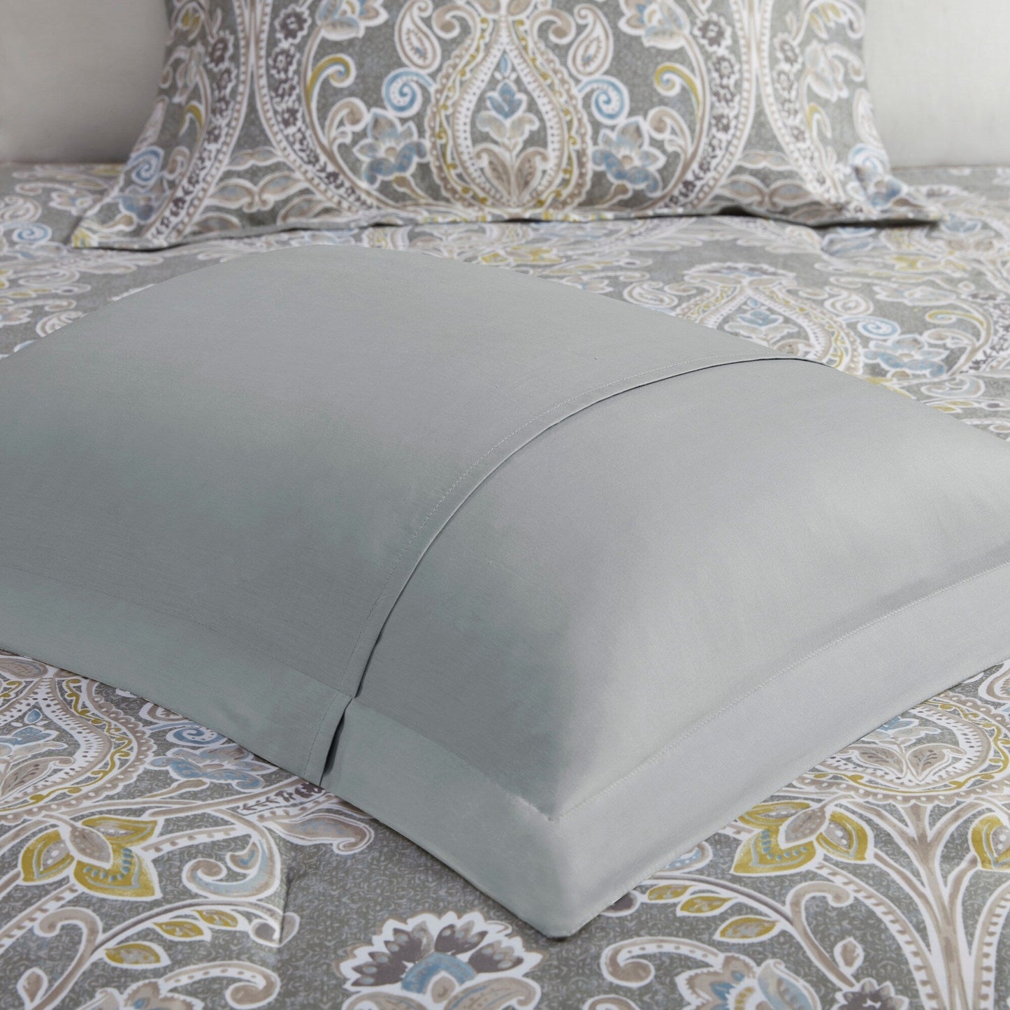Ensemble de couette et oreillers Harbor House Hallie 6 pièces en coton à motif damassé gris.