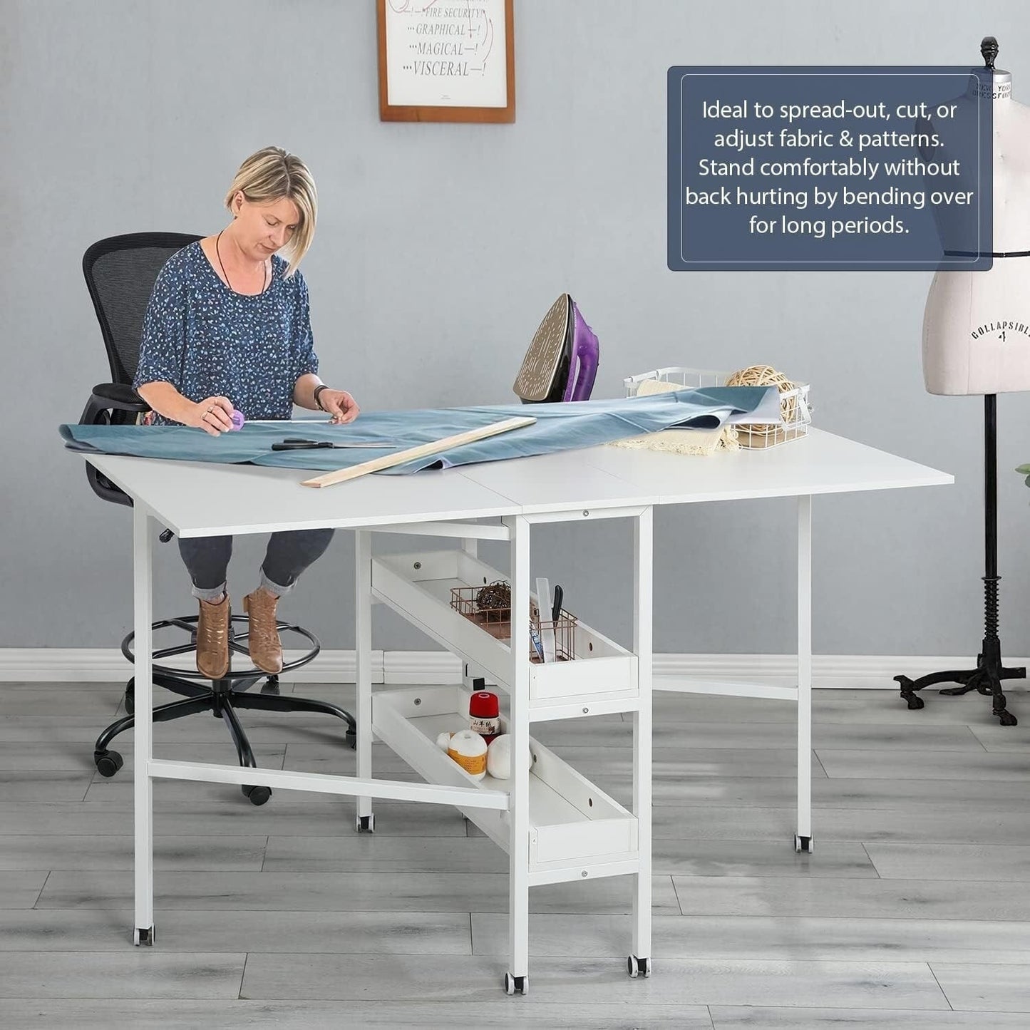 Table d'artisanat à hauteur réglable avec étagères de rangement, table de coupe pliable mobile pour le bureau à domicile, la couture, la salle de loisirs créatives.