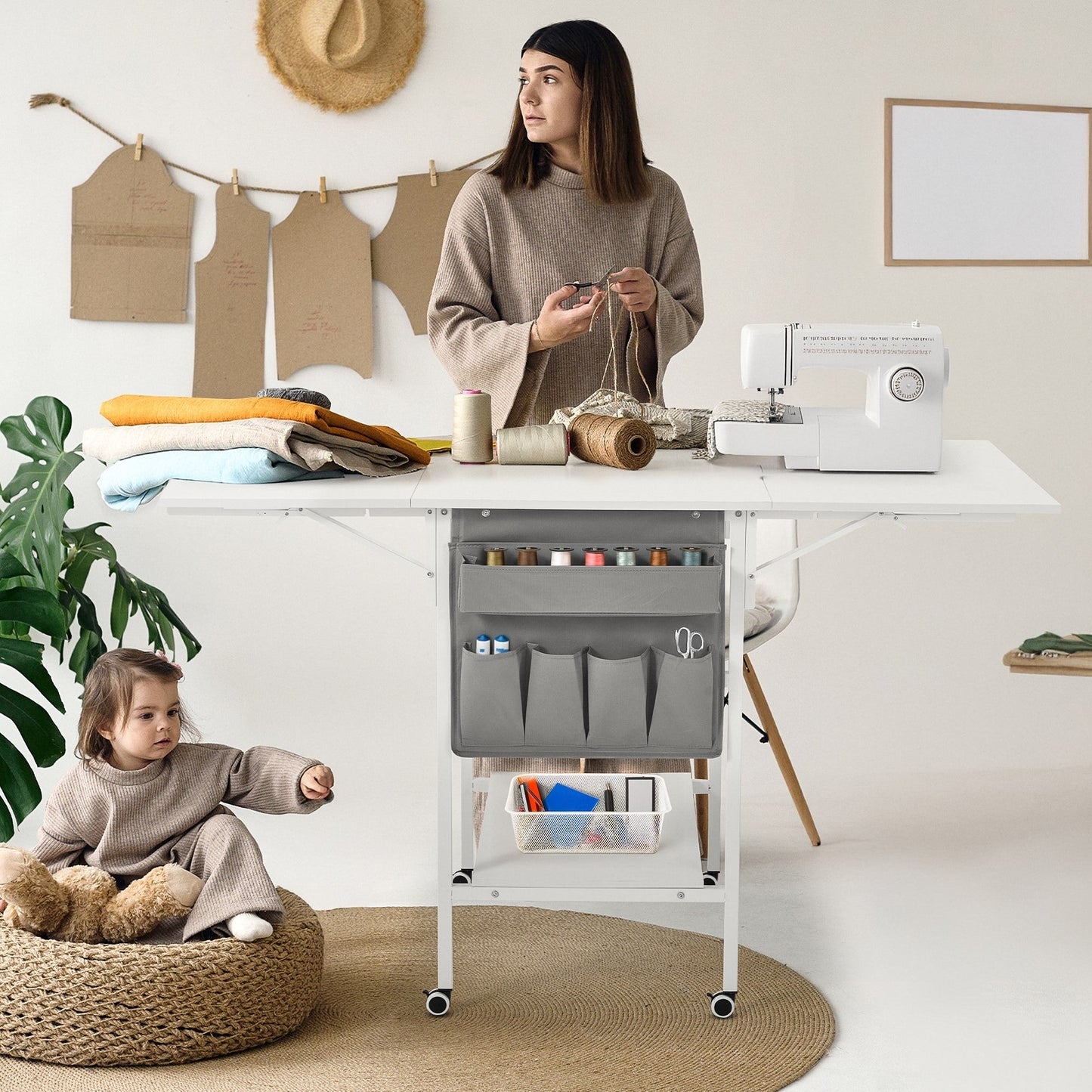 Table d'artisanat à hauteur réglable avec étagères de rangement, table de coupe pliable mobile pour le bureau à domicile, la couture, la salle de loisirs créatives.