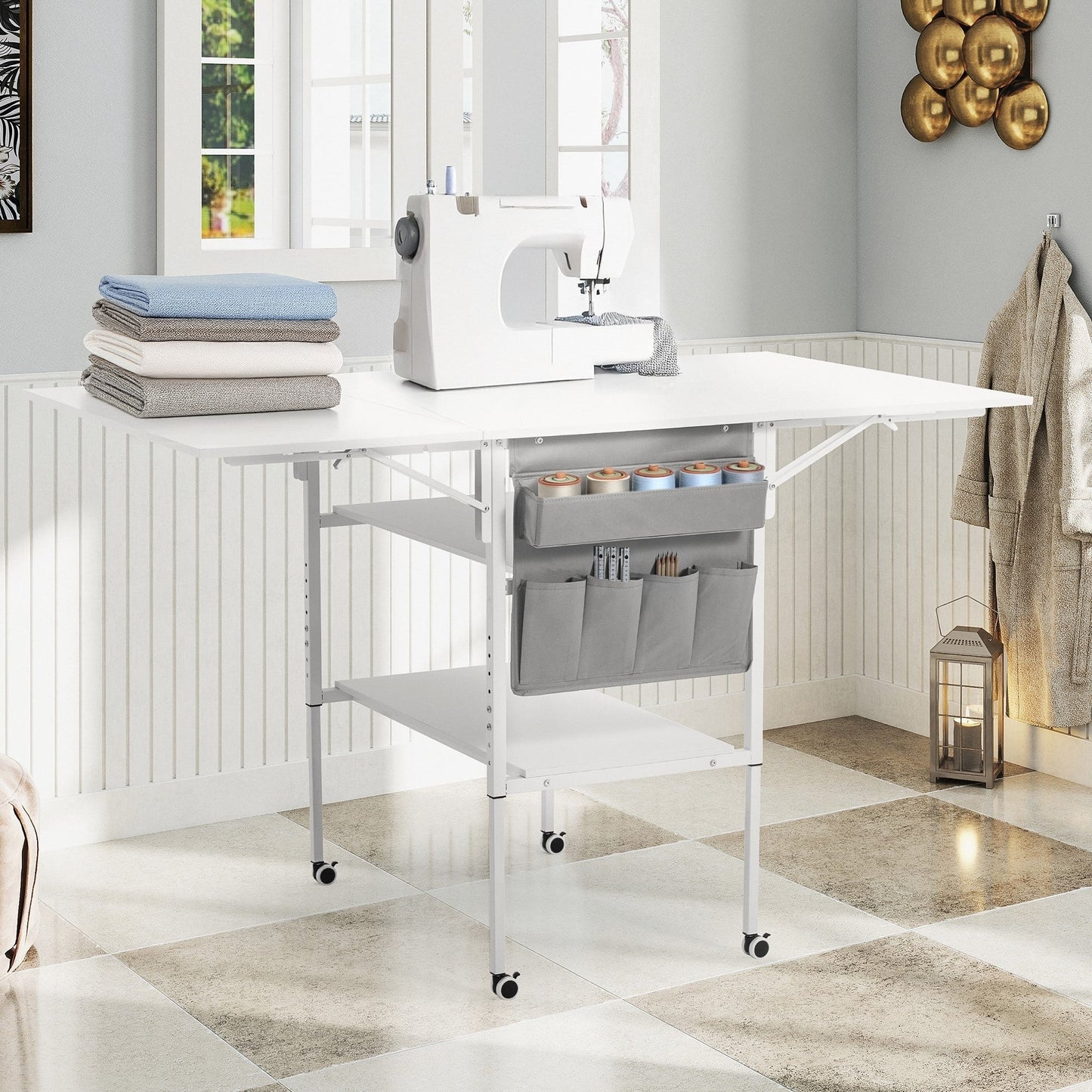 Table d'artisanat à hauteur réglable avec étagères de rangement, table de coupe pliable mobile pour le bureau à domicile, la couture, la salle de loisirs créatives.