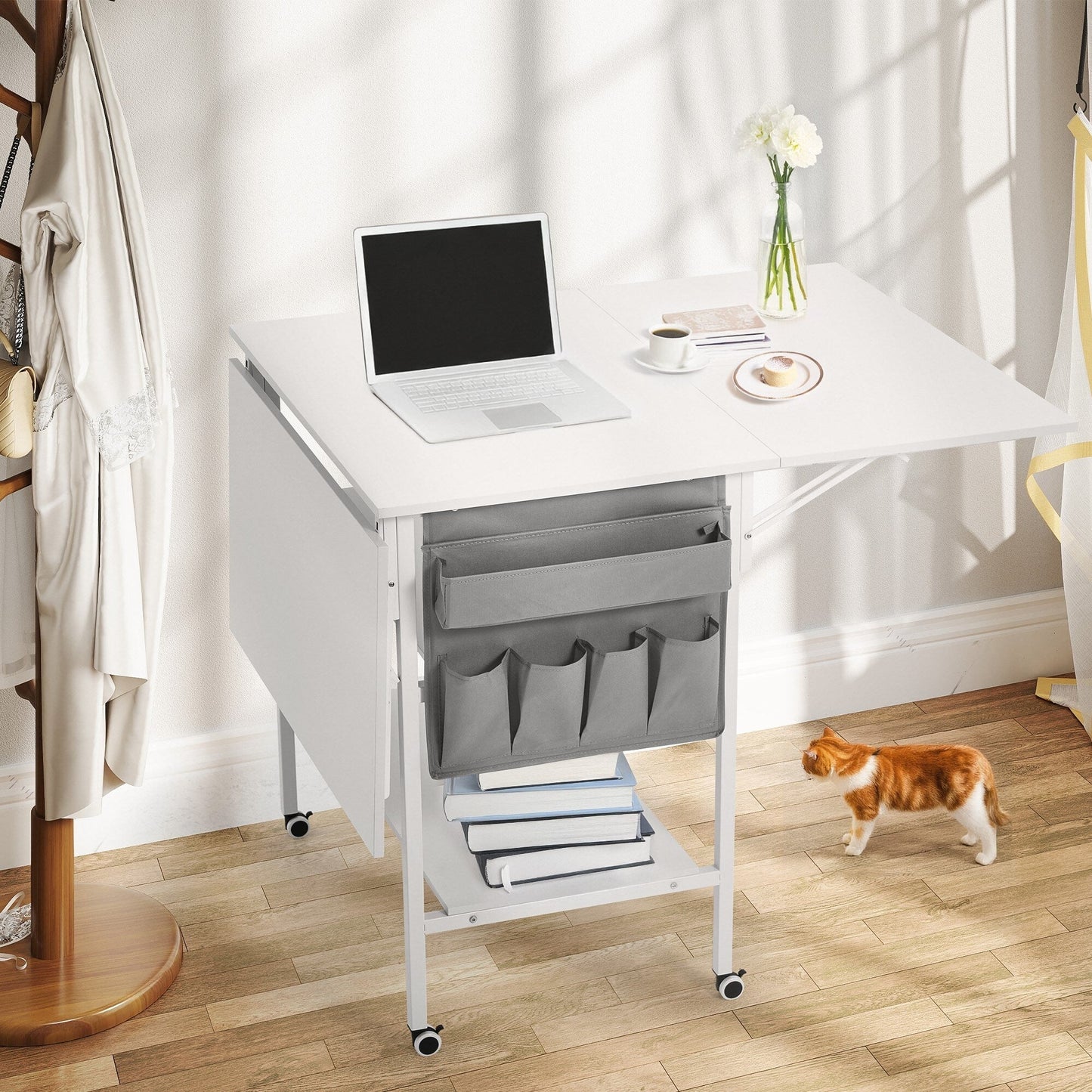 Table d'artisanat à hauteur réglable avec étagères de rangement, table de coupe pliable mobile pour le bureau à domicile, la couture, la salle de loisirs créatives.