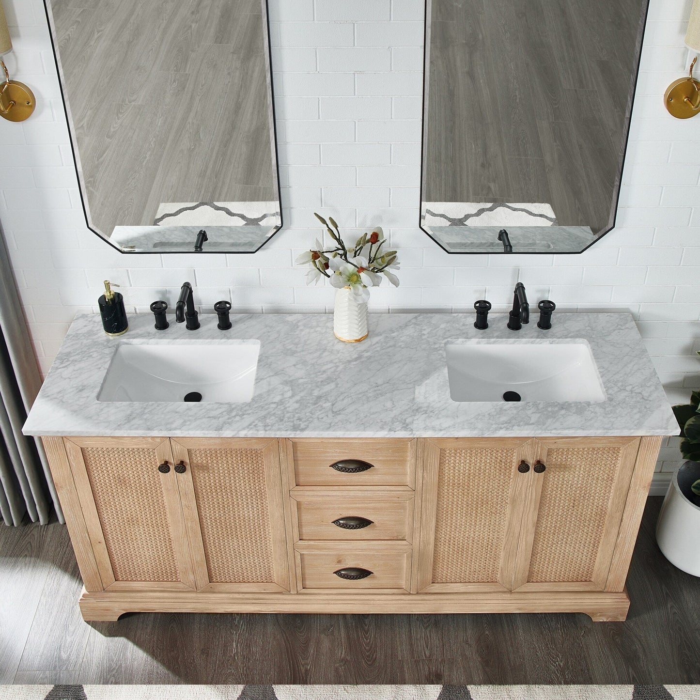 Meuble-lavabo Hervas avec plan de toilette en marbre naturel, sans miroir.