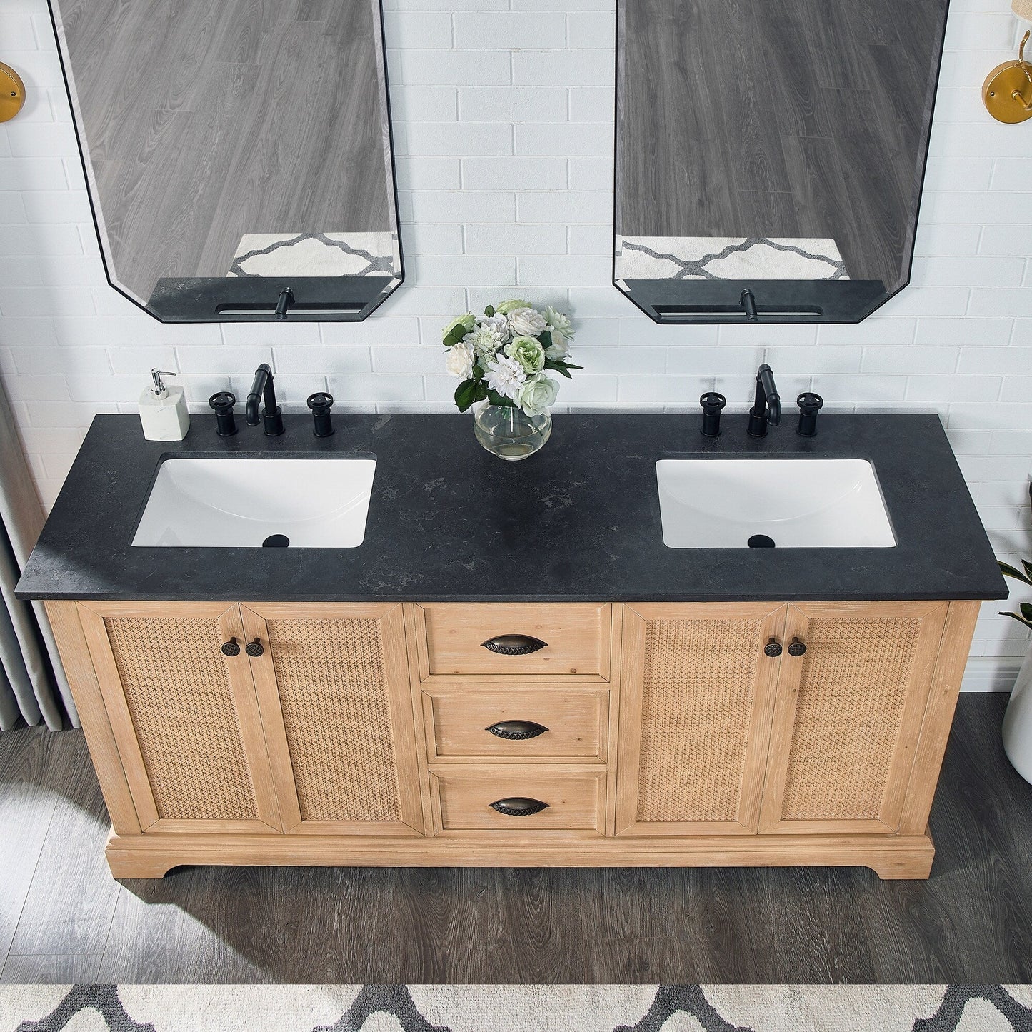 Meuble-lavabo Hervas avec plan de toilette en marbre naturel, sans miroir.